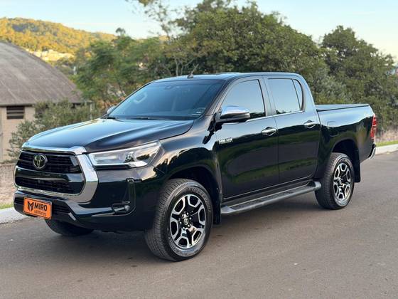 TOYOTA HILUX 2.8 D-4D TURBO DIESEL CD SRX 4X4 AUTOMÁTICO